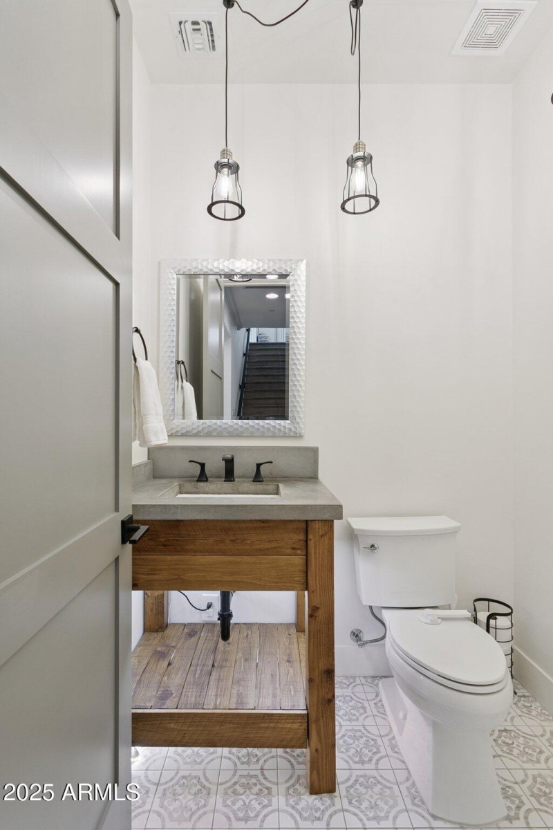 28-web-or-mls-8449-e-lincoln-dr