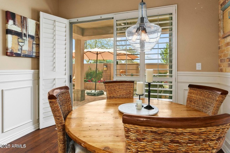 breakfast room