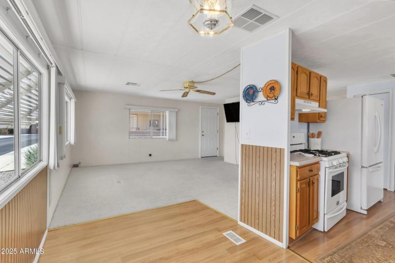 Eat-In Kitchen/ Dining Area