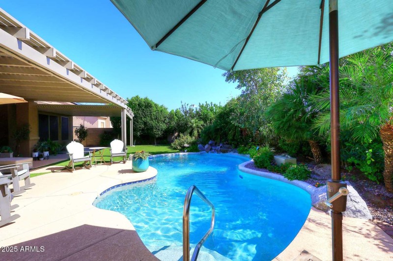 Pool-Grass Area