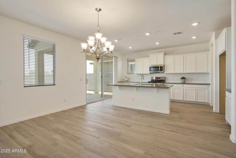 KITCHEN / DINING