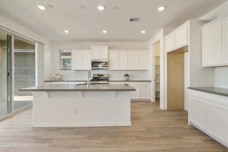 KITCHEN / DINING