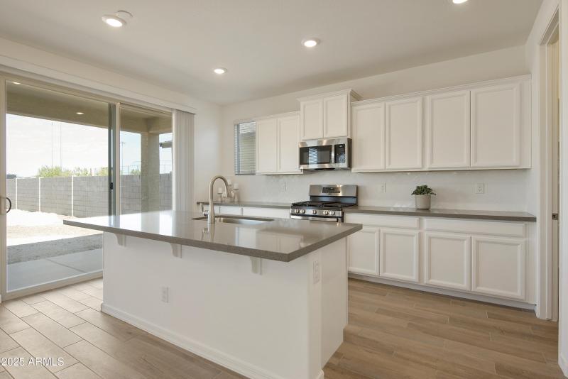 KITCHEN / DINING