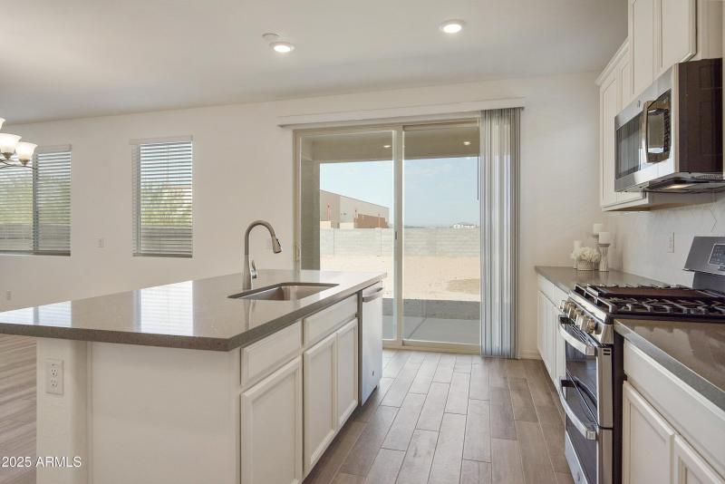 KITCHEN / DINING