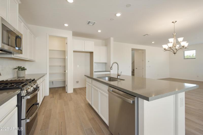 KITCHEN / DINING