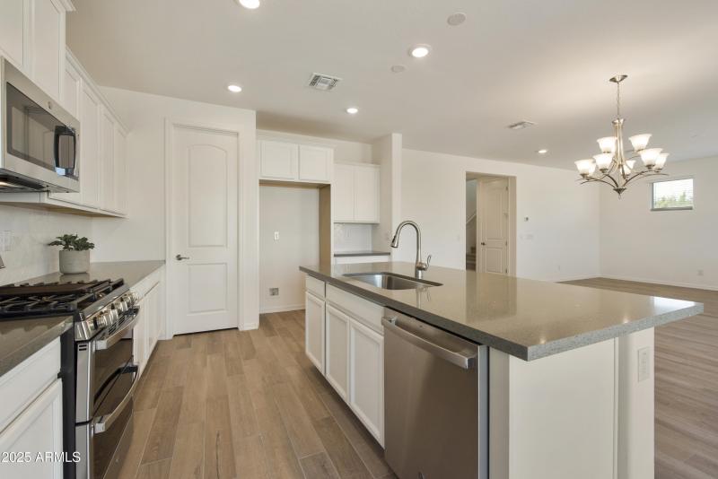 KITCHJEN / DINING