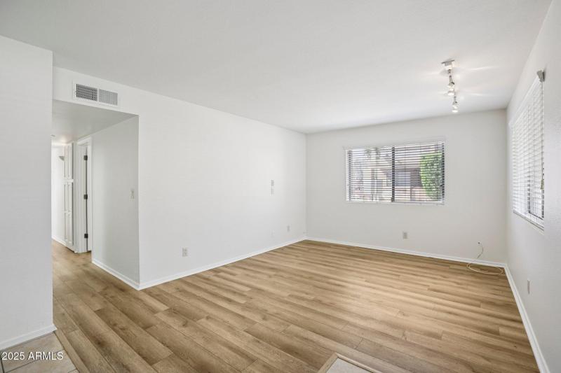 5-web-or-mls-N Miller Rd unit 1001-S1610