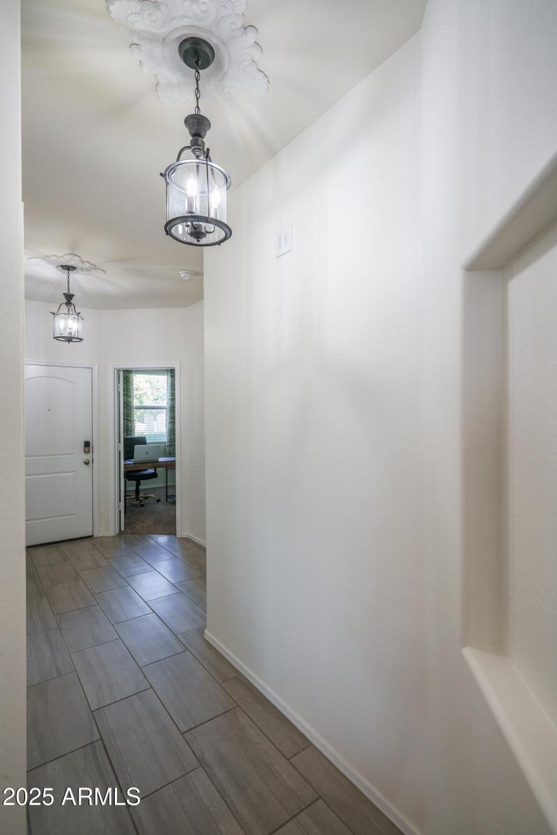20) FOYER