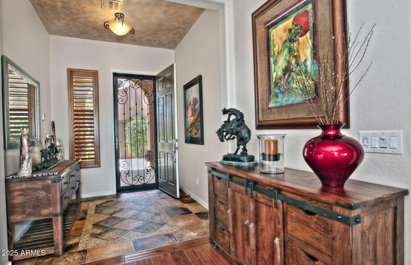 3573 N Presidential Dr-large-013-036-Ent