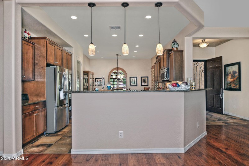 3573 N Presidential Dr-large-023-042-Bre