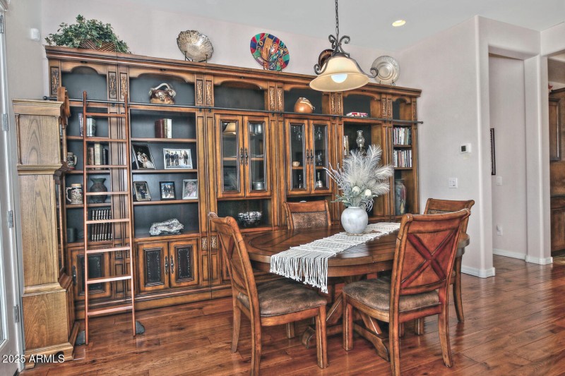 3573 N Presidential Dr-large-030-032-Cus