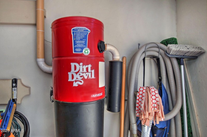 3573 N Presidential Dr-large-056-012-Cen