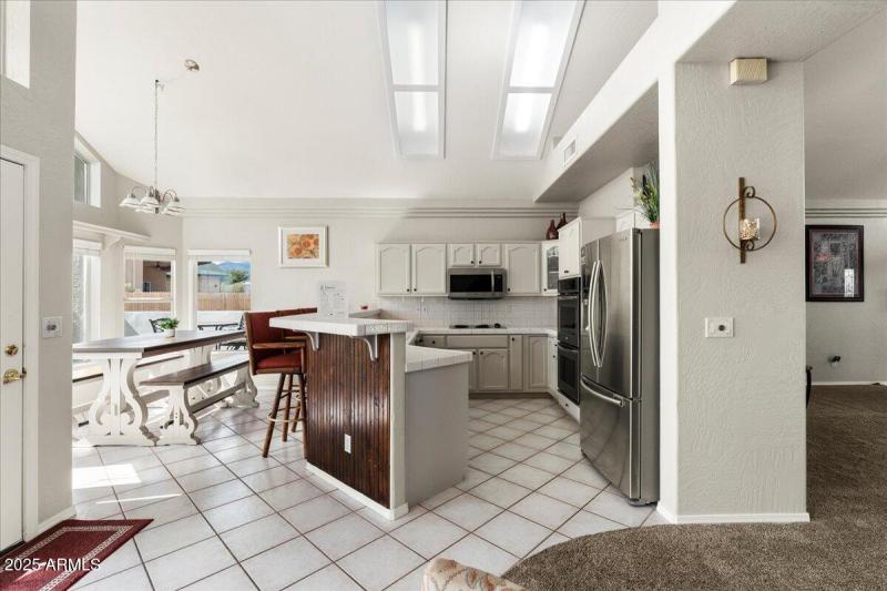 10-Kitchen & Breakfast Nook