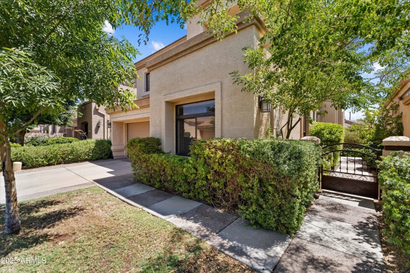 03-8100 E Camelback Rd