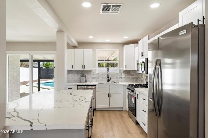 Kitchen w/quartz