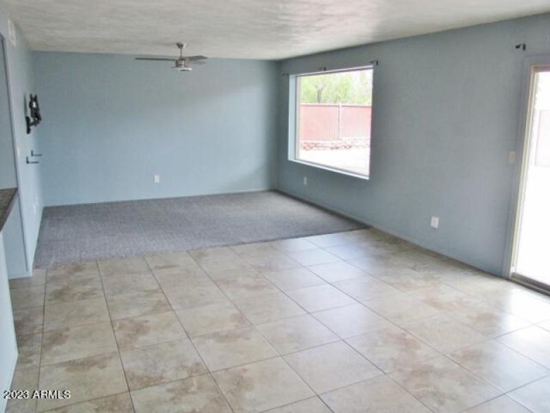 Living room (b)