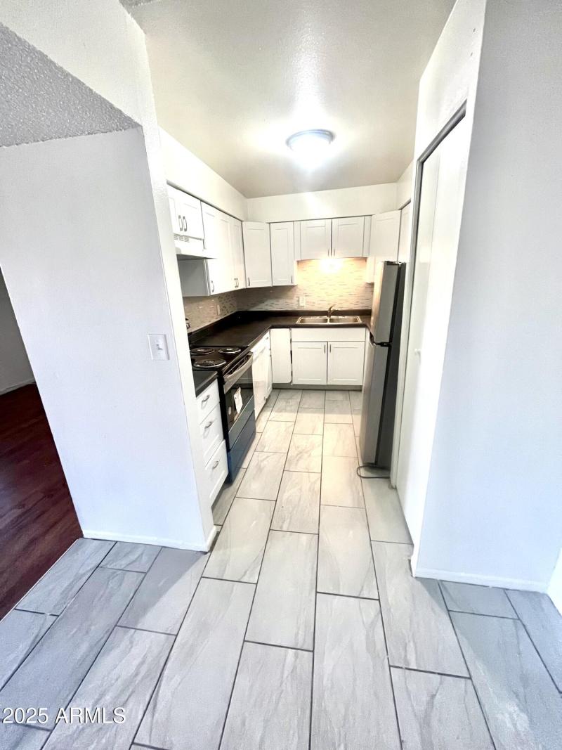 Kitchen Zoom Out Vertical