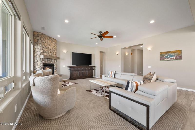 5-Living Room (2)