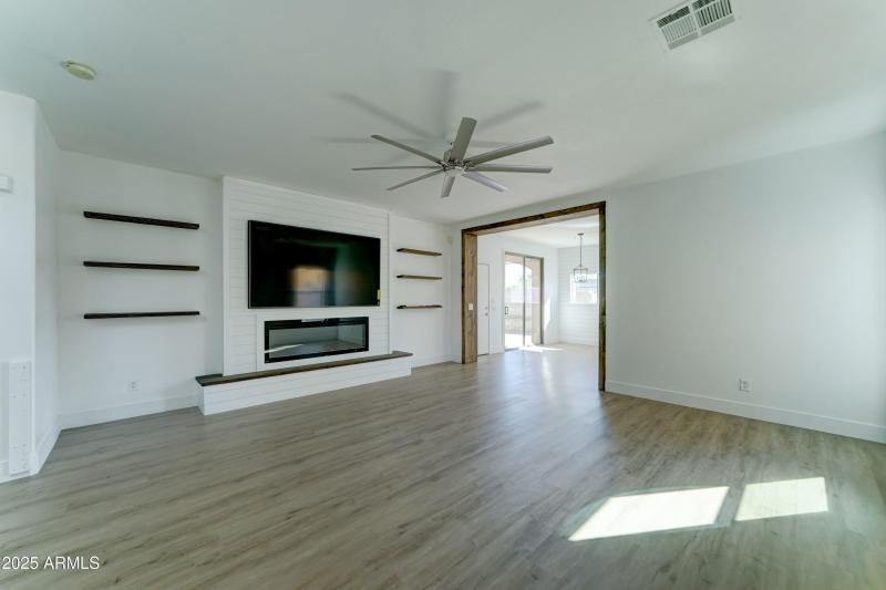 4933 N 108th AVE-12