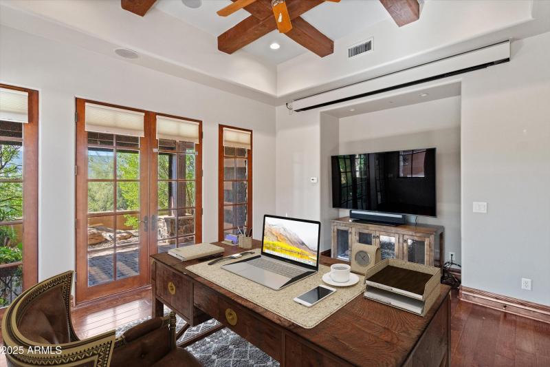 064-Office [Staged]