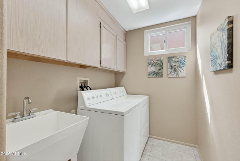 Utilitiy/Laundry with sink