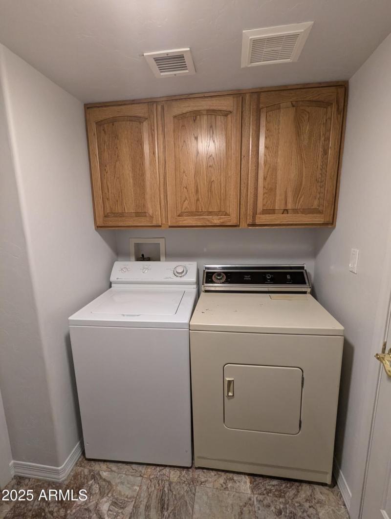 laundryroom - gas/elect dryer hook-ups