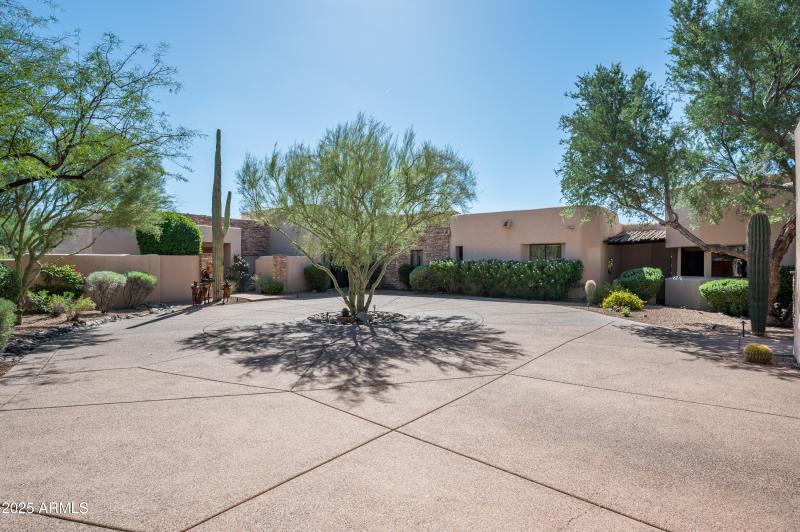 Large Electric Gated Motorcourt