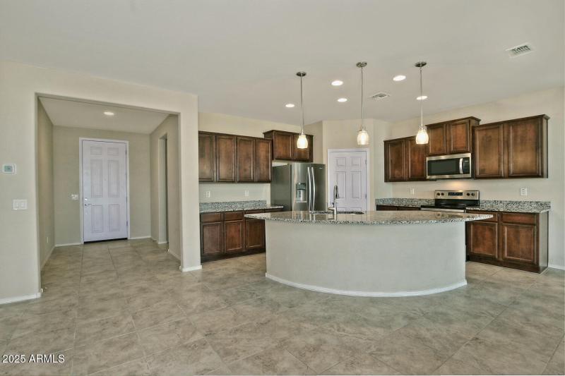 5814 W Cactus Wren Way-large-006-025-Ent