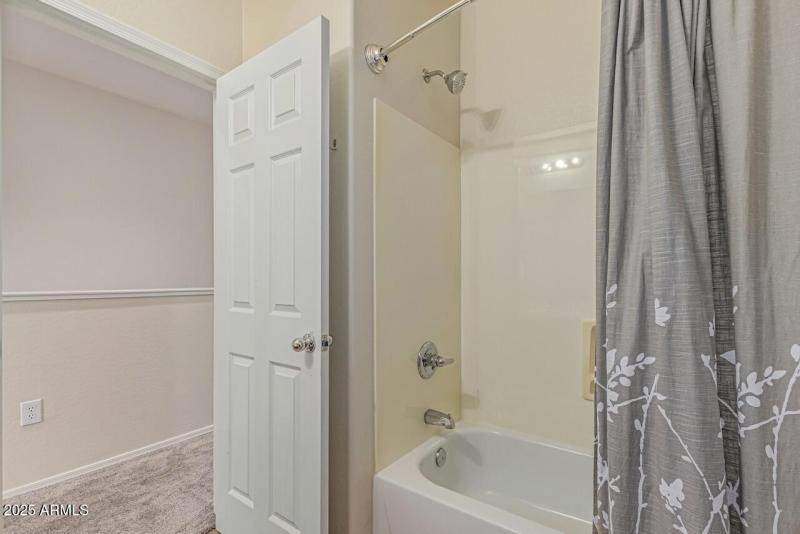 25-Upstairs Full Bath