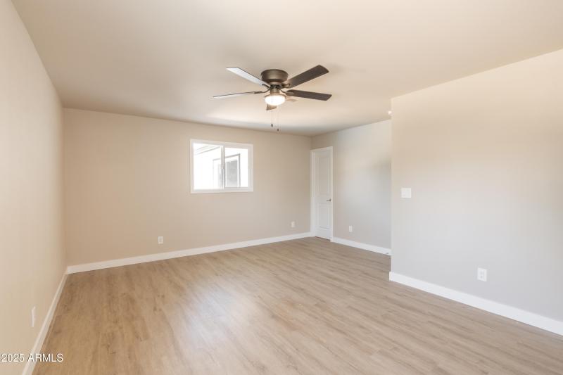 Master Bedroom (2)