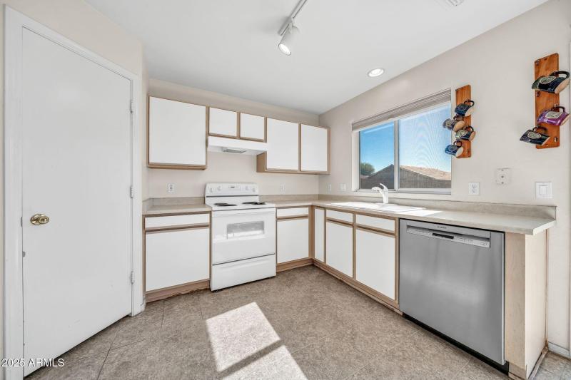 12119 W Dahlia Dr-11