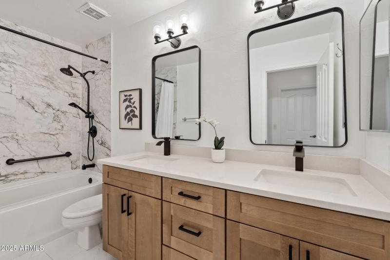 Guest bath w/ Duel Sinks