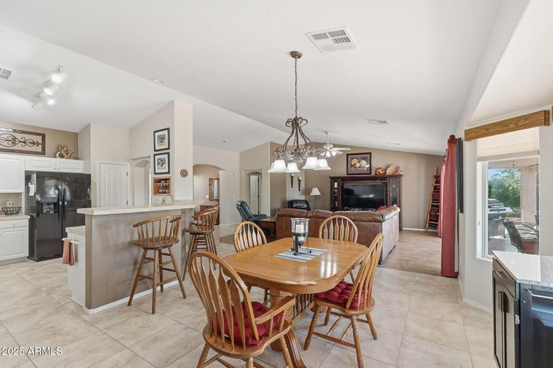 Dining & Breakfast Bar