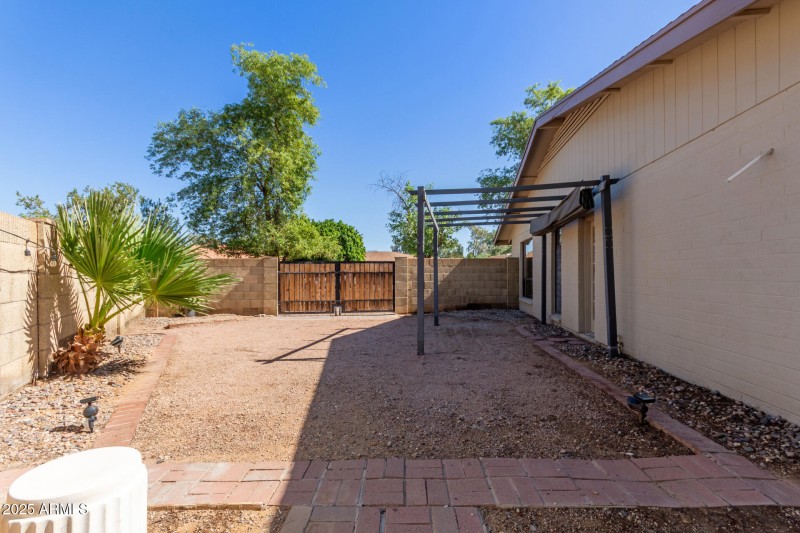 Huge Side Yard