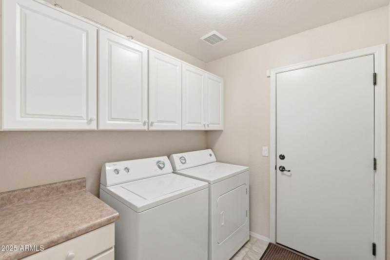 Laundry w/storage