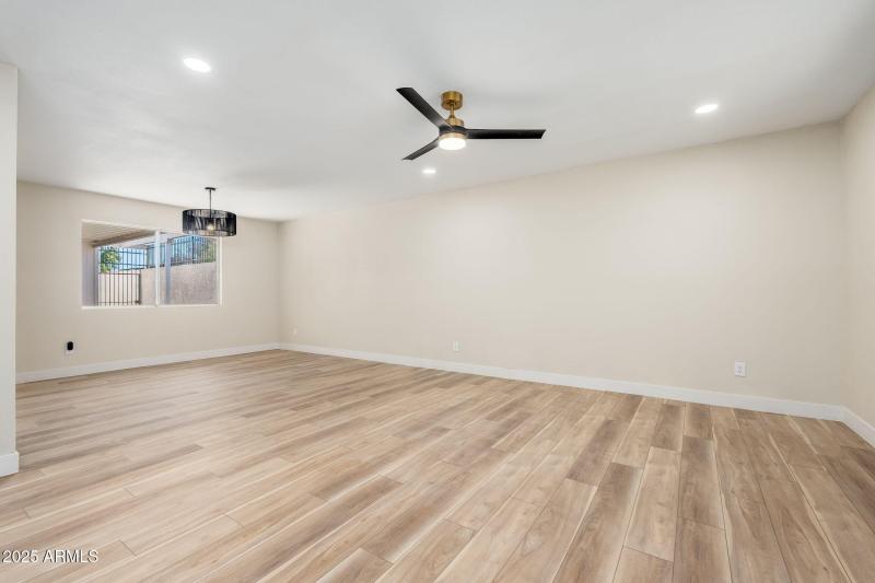 8120 N 32nd Ave - 04