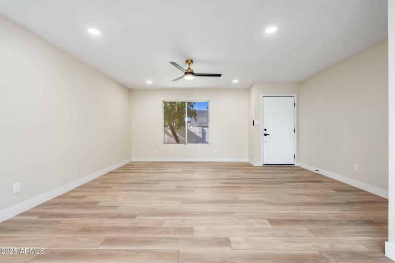 8120 N 32nd Ave - 06