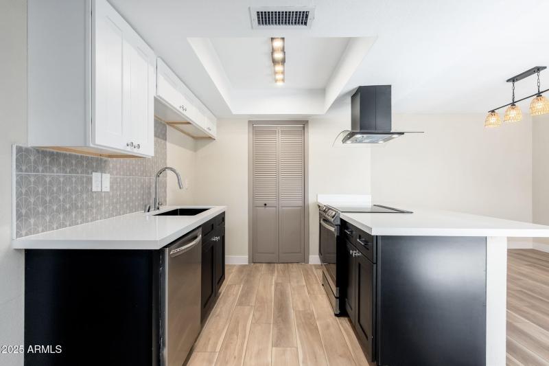 8120 N 32nd Ave - 08