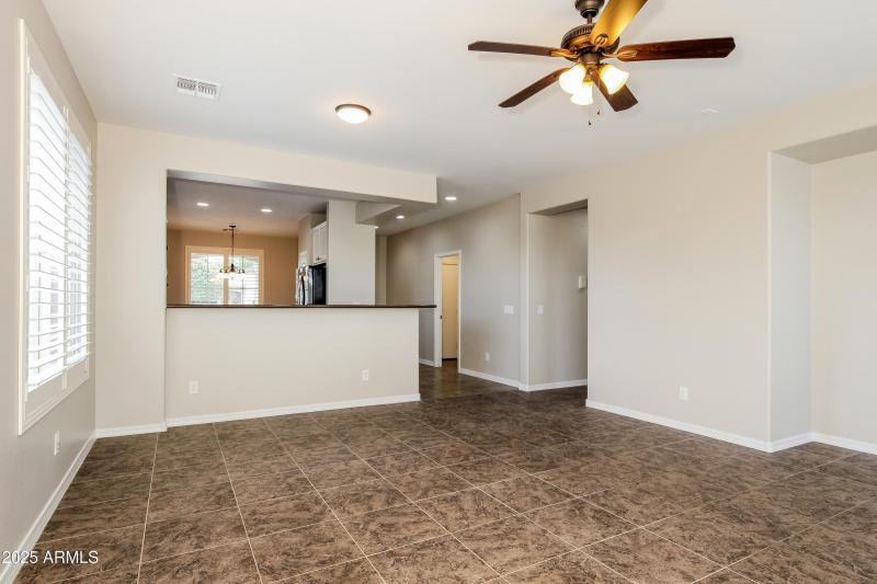 005-photo-living-room-11348132
