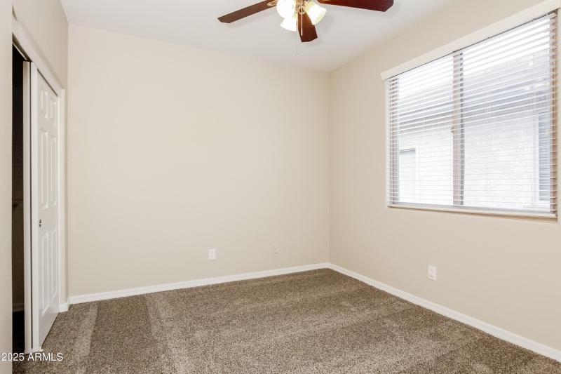 012-photo-bedroom-11348139