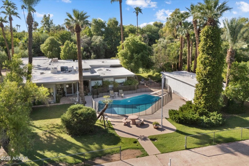 Main residence & guest house