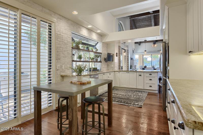Adorable Eat-In Kitchen