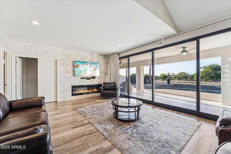 20-020-living-room