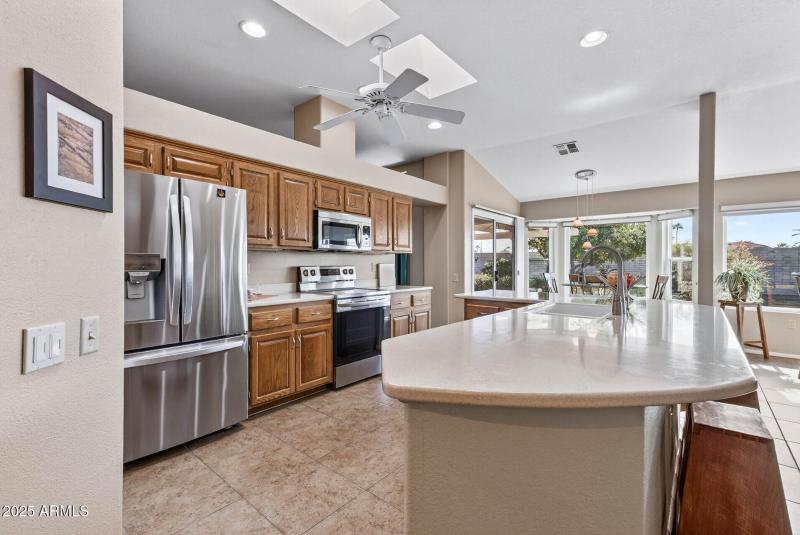 Kitchen w/island
