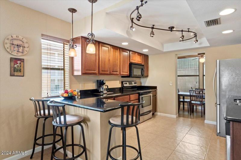 Open Kitchen & breakfast bar