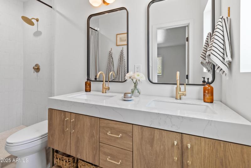 818 W Indianola Ave-25
