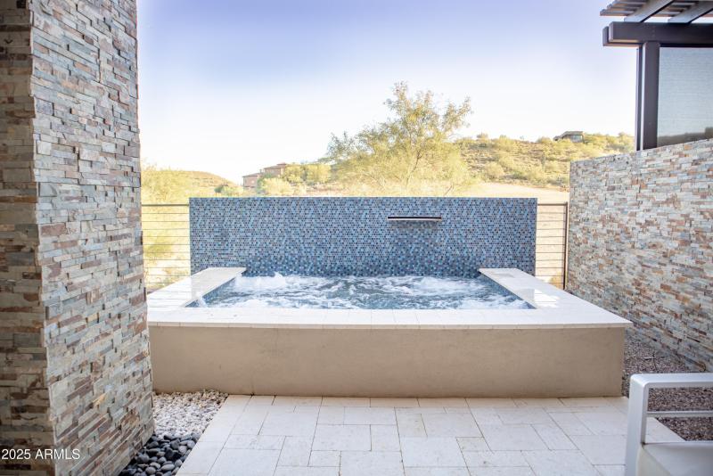 Backyard Jacuzzi w bubbles