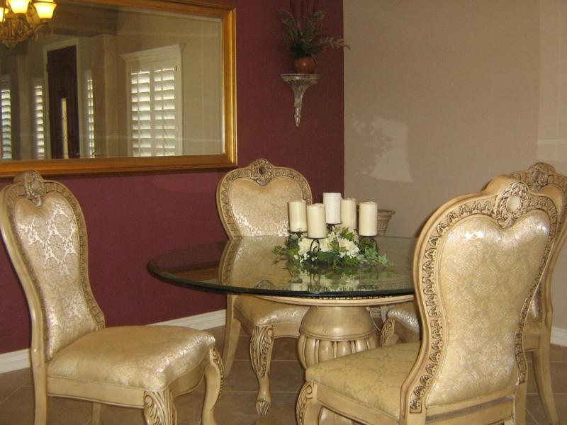 Formal dinning room