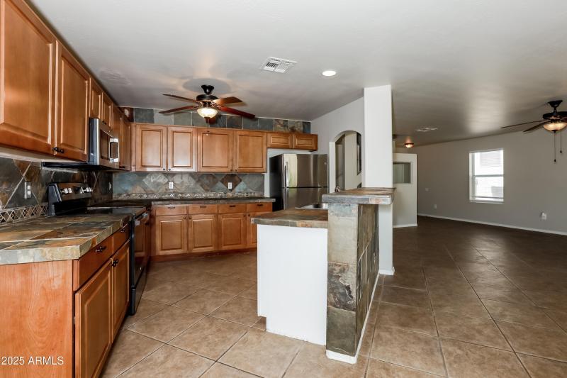 1006550.1498 E ROSEBUD DR - Kitchen