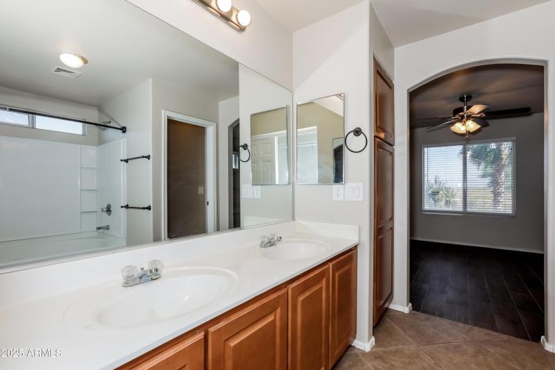 1006550.1498 E ROSEBUD DR - Main Bathroo